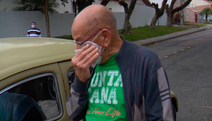 Un profesor jubilado vende su coche por problemas económicos y sus ex alumnos lo compran y se lo devuelven