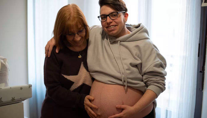 Da a luz Rubén Castro, el primer hombre embarazado de España