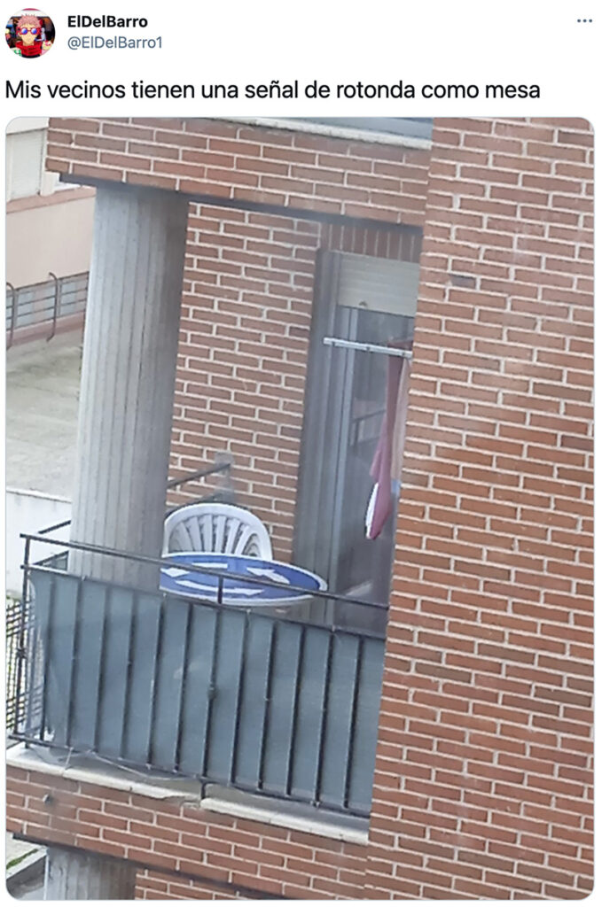 Mis vecinos tienen una señal de rotonda como mesa en el balcón...