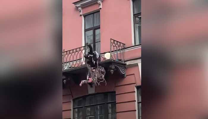 Mientras tanto, en San Petersburgo... Una pareja cae de un balcón mientras discutían