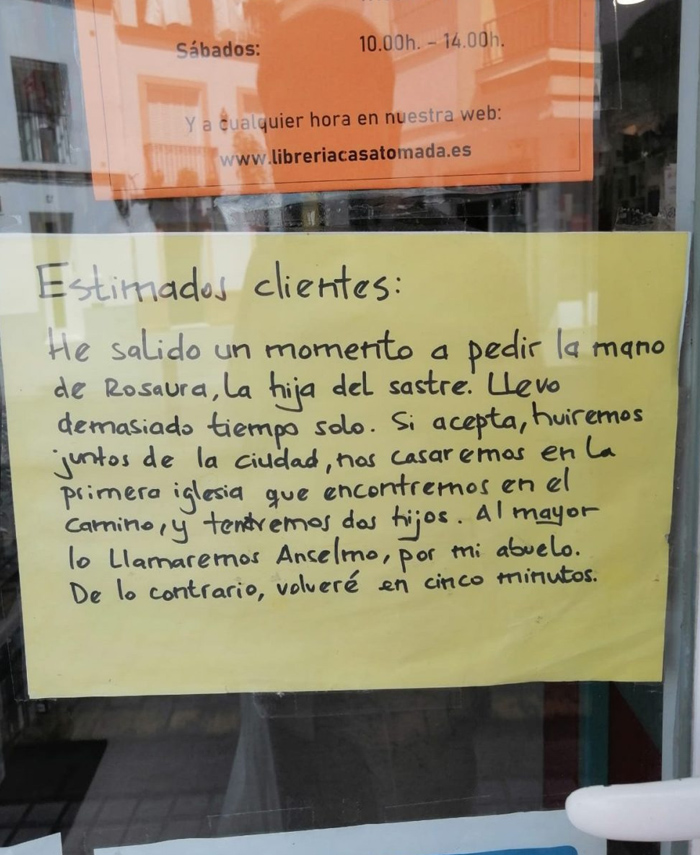 Cartel de ''volveré en cinco minutos'' visto en una librería española