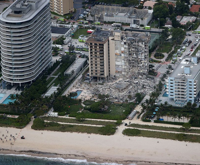 Al menos un muerto y 99 desaparecidos en el colapso de un edificio de 12 plantas frente a la playa de Miami. Vídeo del momento