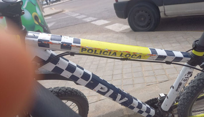 Multan a un jubilado por reírse de una bicicleta donde se leía "policía loca"