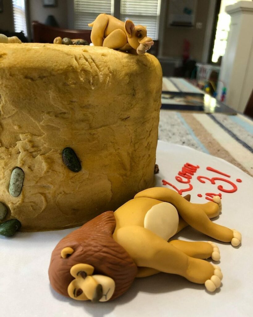 Leona, la niña de 3 años que pidió a su tío una tarta de El Rey León, pero específicamente de la escena donde muere Mufasa, para que a todos los invitados les diera pena comérsela y fuera toda para ella