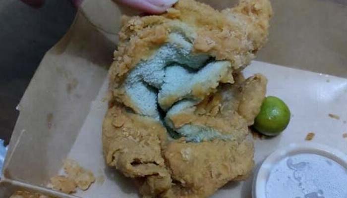 Una mujer denuncia que el restaurante al que pidió pollo rebozado le mandó una "toalla frita"