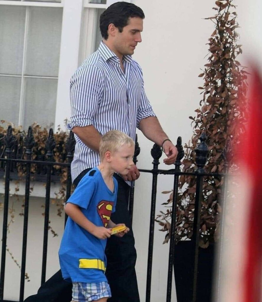 Tom, un niño de 7 años dijo en el colegio que su tío era Superman. Los niños se rieron de él y la maestra le mandó callar. A los días fue a la escuela con Henry Cavill