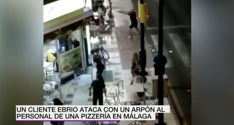 Un hombre ataca con un arpón a los camareros de una pizzería en Málaga después de que estos se negaran a atenderle