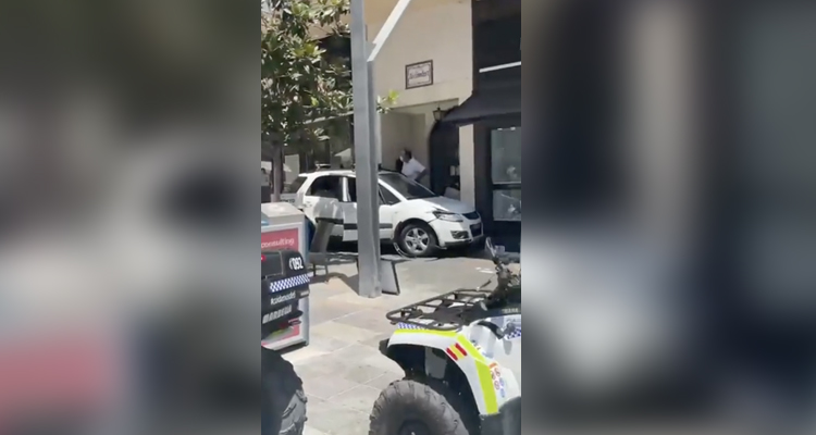 Atropello múltiple en Marbella: Un conductor se lleva por delante todas las mesas de una zona de terrazas