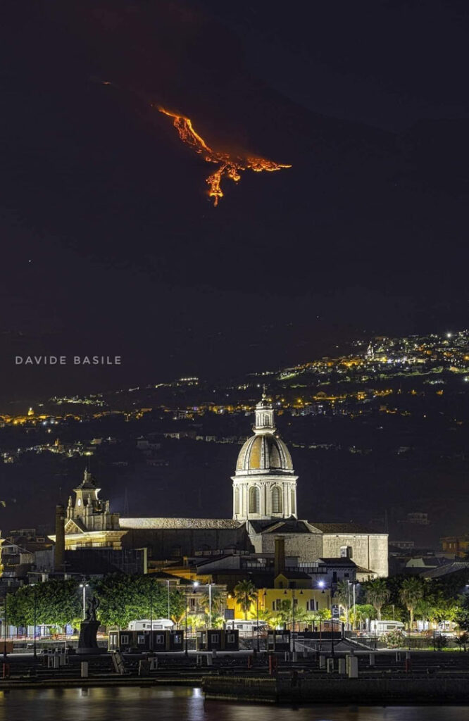 Parece un ave fénix pero es el monte Etna en erupción