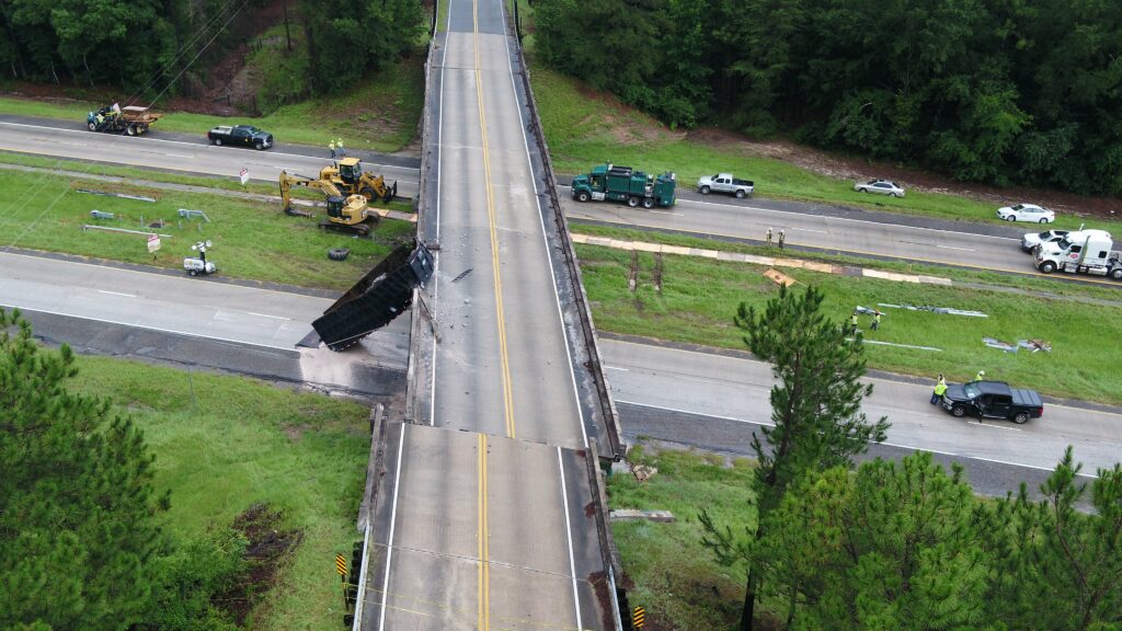 Un camión choca tan fuerte con un puente que lo mueve casi dos metros y hay que demolerlo