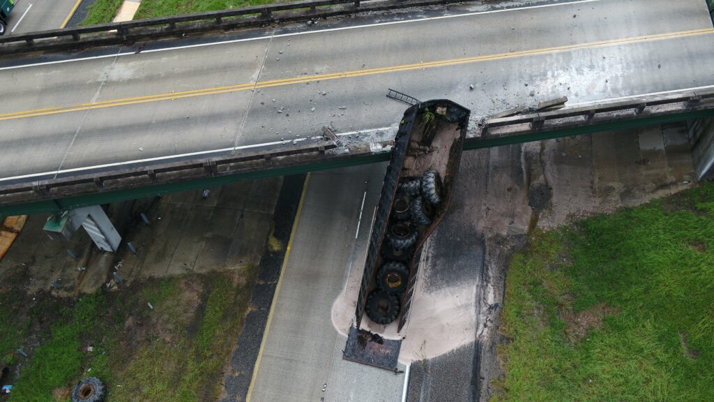 Un camión choca tan fuerte con un puente que lo mueve casi dos metros y hay que demolerlo