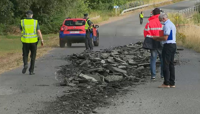 Revientan de madrugada el asfalto en una carretera de Portomarín (Lugo) y la Diputación denuncia ante la Guardia Civil