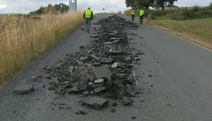 Revientan de madrugada el asfalto en una carretera de Portomarín (Lugo) y la Diputación denuncia ante la Guardia Civil