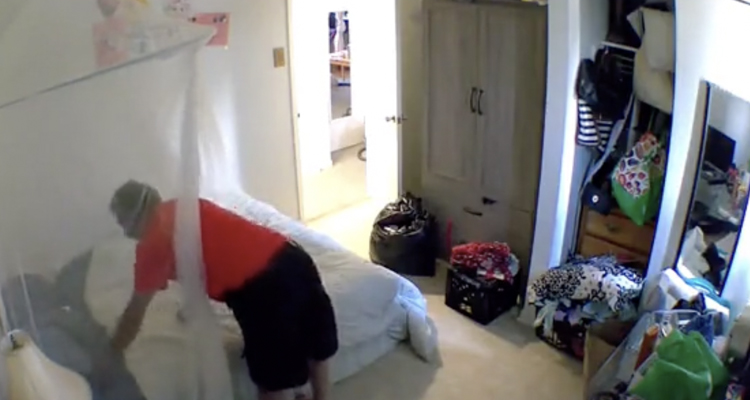 Una mujer caza a su casero entrando a escondidas en su dormitorio y oliendo las sábanas