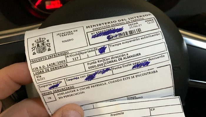 Multado por adelantar a un coche patrulla de la policía durante una persecución