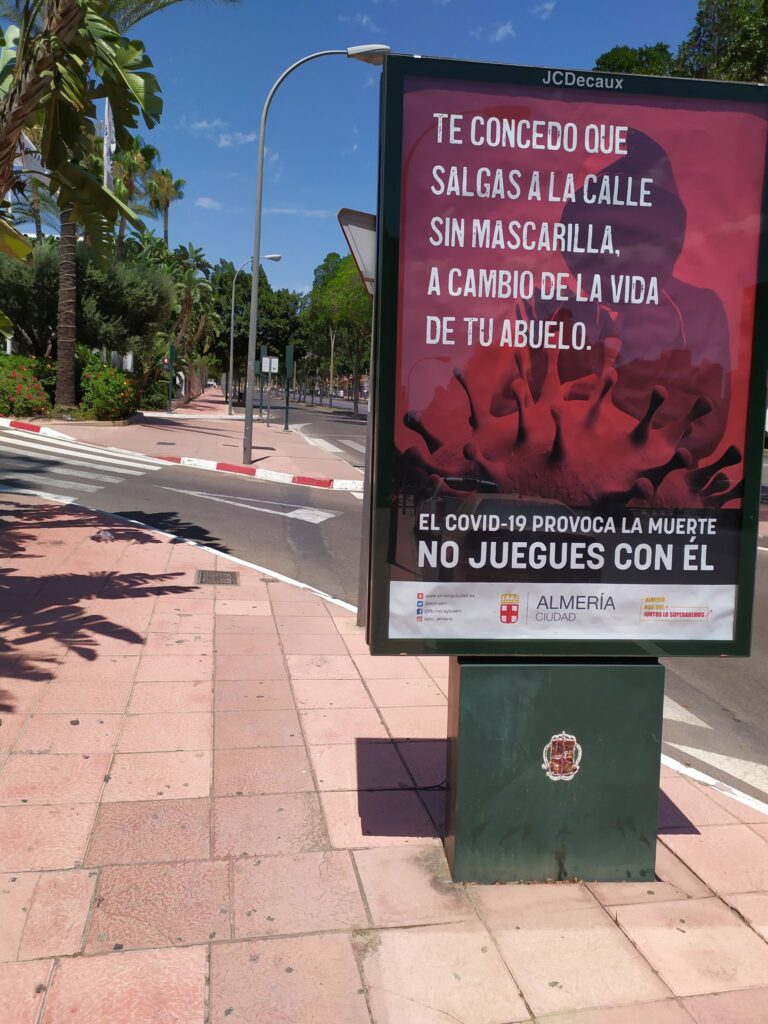 Cartel en una calle de Almería: ''Te concedo que salgas a la calle sin mascarilla, a cambio de la vida de tu abuelo''