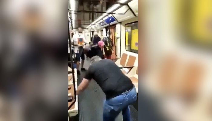 La policía pide la colaboración ciudadana para dar con el agresor que le clavó un punzón en el ojo a un sanitario en el metro de Madrid después de pedirle que se pusiera la mascarilla