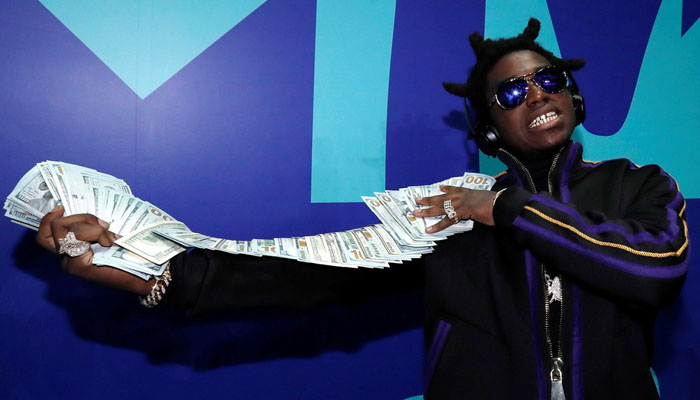 El rapero Kodak Black tira al mar miles de dólares en billetes de 100