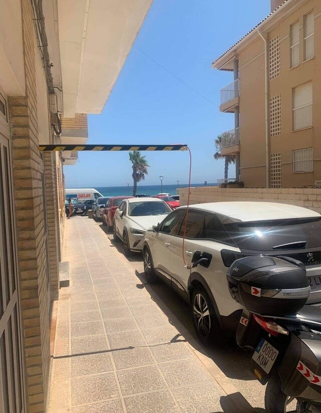 Apaños que se está haciendo la gente para cargar el coche en casa sin puntos de recarga