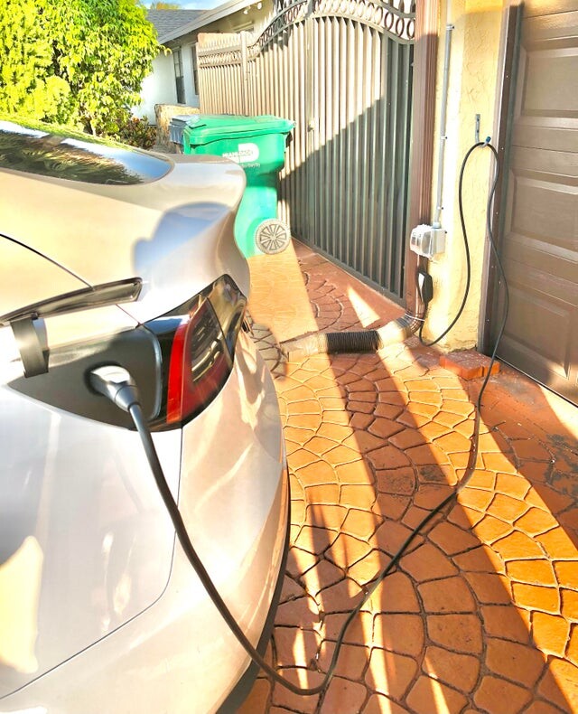 Apaños que se está haciendo la gente para cargar el coche en casa sin puntos de recarga