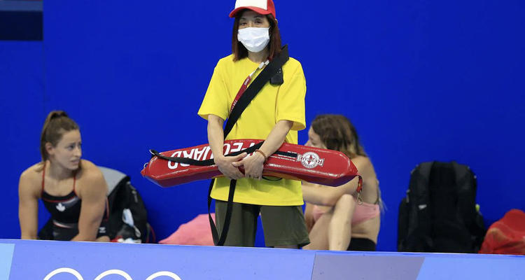 Cuando te sientas inútil piensa en la socorrista de la piscina olímpica