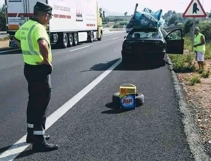 Almería: Utiliza detergente en lugar de un triángulo de emergencia