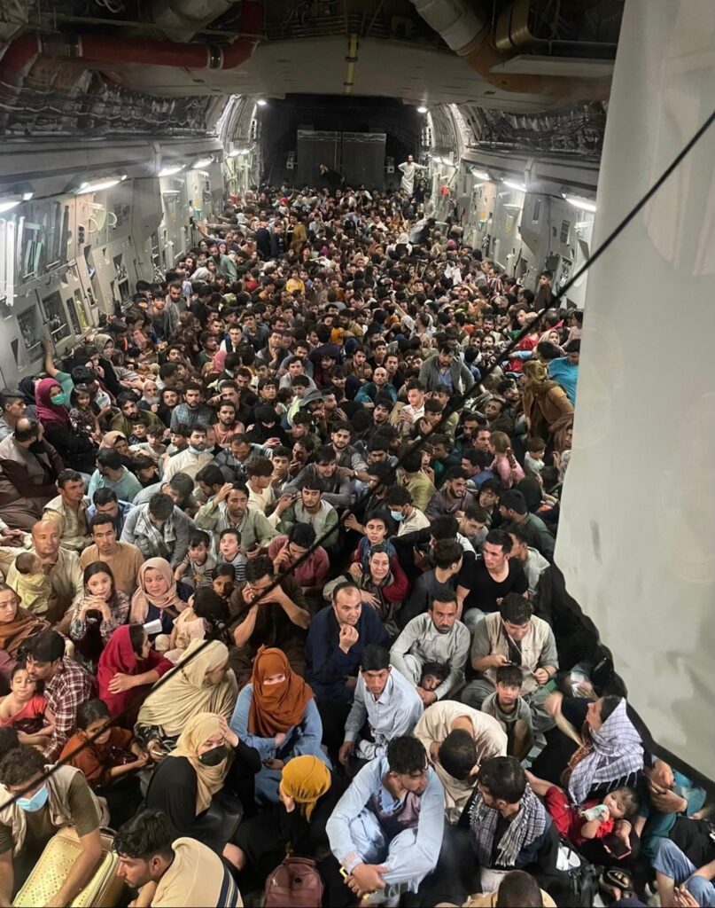 Pasaje a bordo de un Globemaster C17 de Estados Unidos saliendo de Kabul
