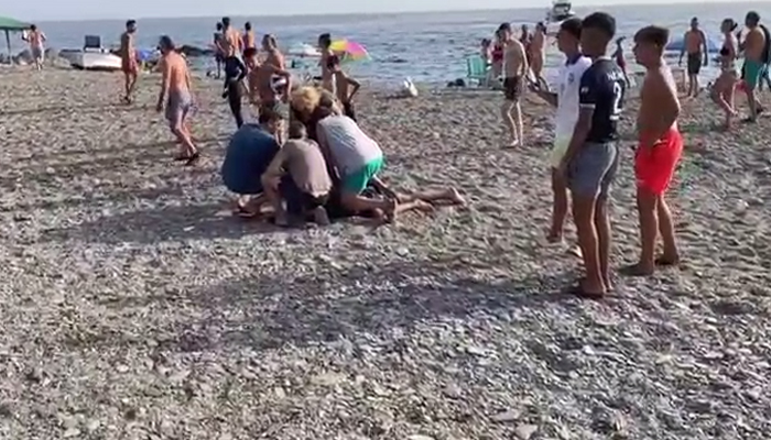 Bañistas de una playa de Granada ayudan a la Guardia Civil a detener a los ocupantes de una narcolancha