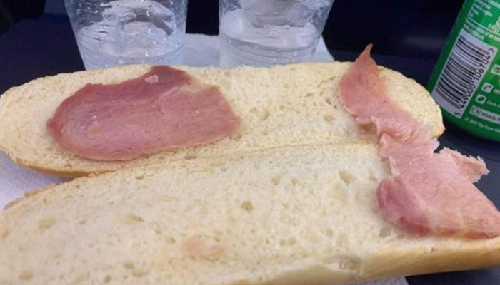 Una pasajera de Ryanair recibe el ''bocadillo más triste del mundo'' tras pagar 5,50 euros durante un vuelo