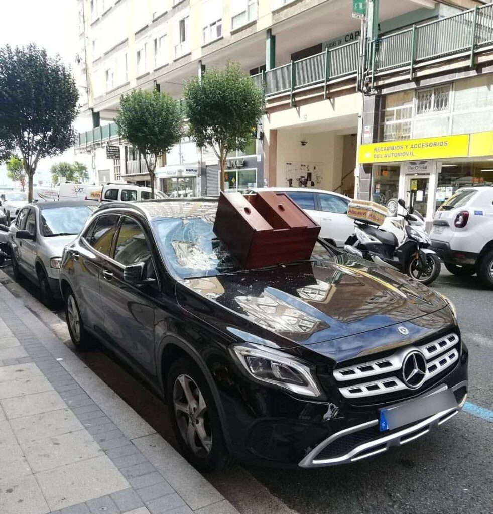 Santander: Una pareja discute y tiran una cajonera que cae encima de un Mercedes