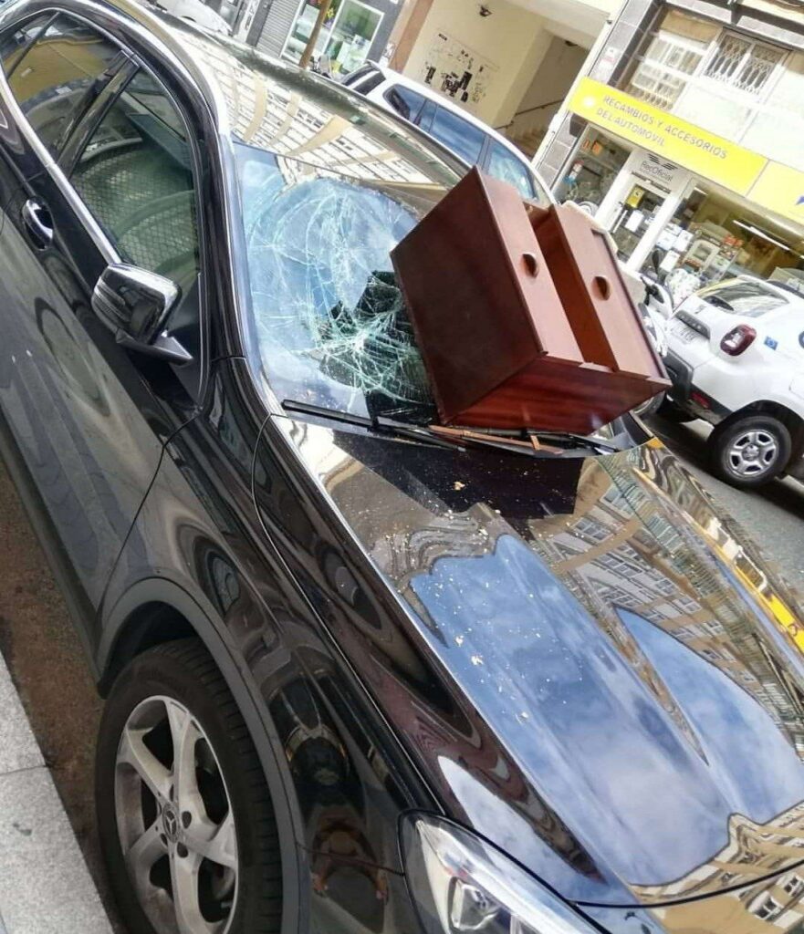 Santander: Una pareja discute y tiran una cajonera que cae encima de un Mercedes