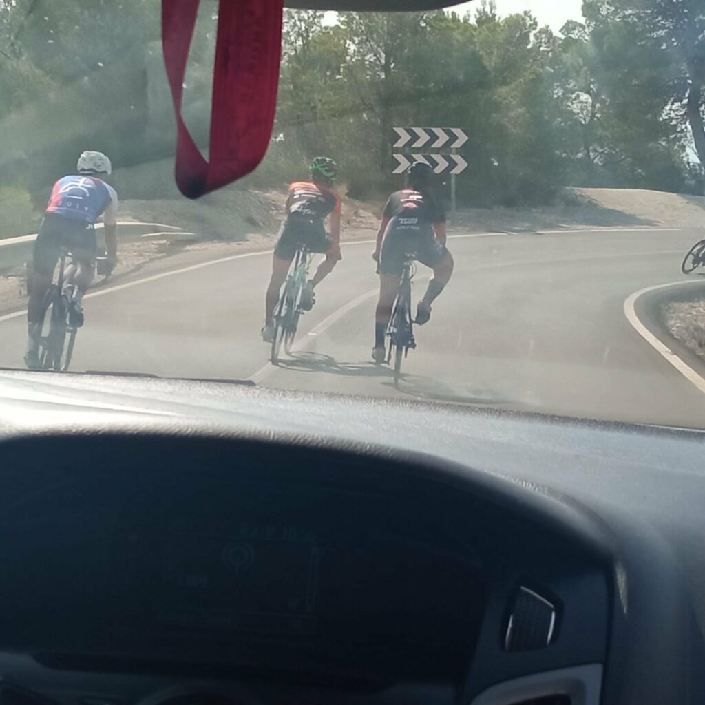 Elche, Alicante: Ciclistas circulan ocupando toda la carretera