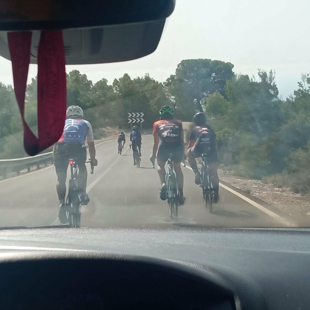 Elche, Alicante: Ciclistas circulan ocupando toda la carretera