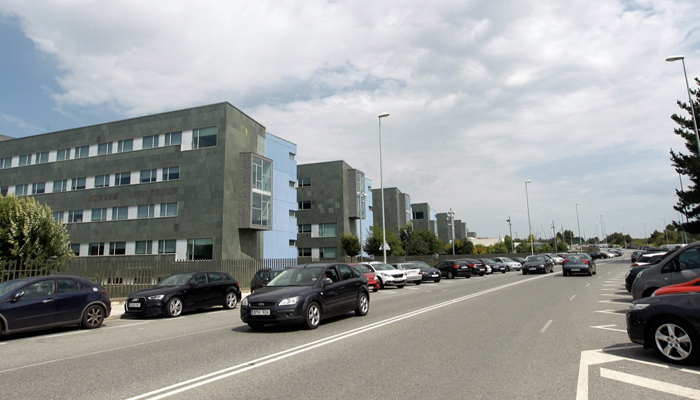 Un conductor responde con un bate a los gorrillas que le pidieron dinero en el hospital de Lugo