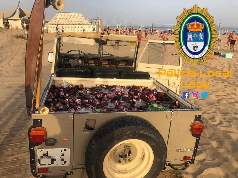 Multado cuando intentaba meter en una playa de Lepe por un paso peatonal un jeep con 200 botellines de cerveza