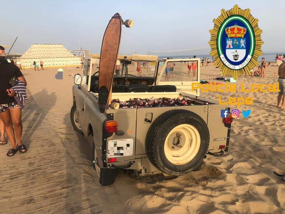 Multado cuando intentaba meter en una playa de Lepe por un paso peatonal un jeep con 200 botellines de cerveza