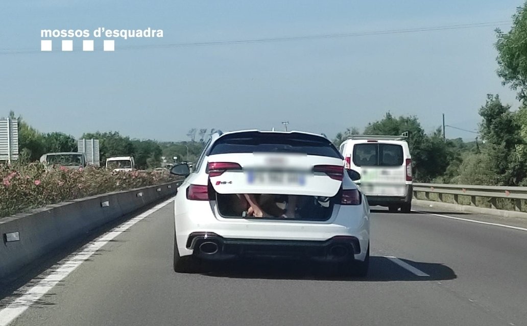Circula con dos menores en el interior del maletero abierto en una carretera de Cataluña