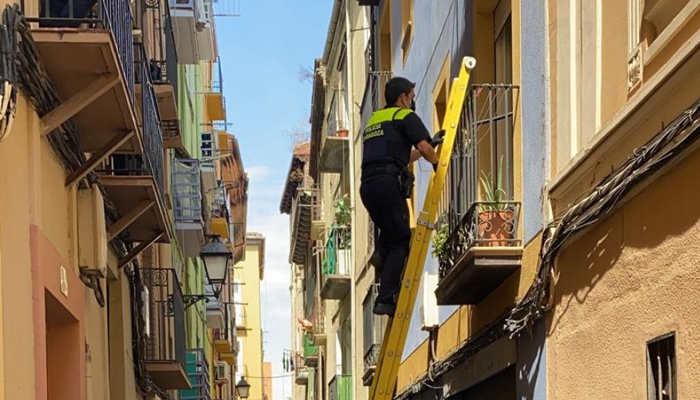 Una okupa llama a la Policía para que le abra la puerta de un edificio en Zaragoza