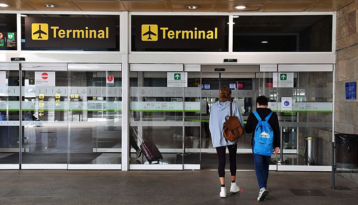 Sin poder volar a Londres desde Santiago por tener el test COVID en gallego