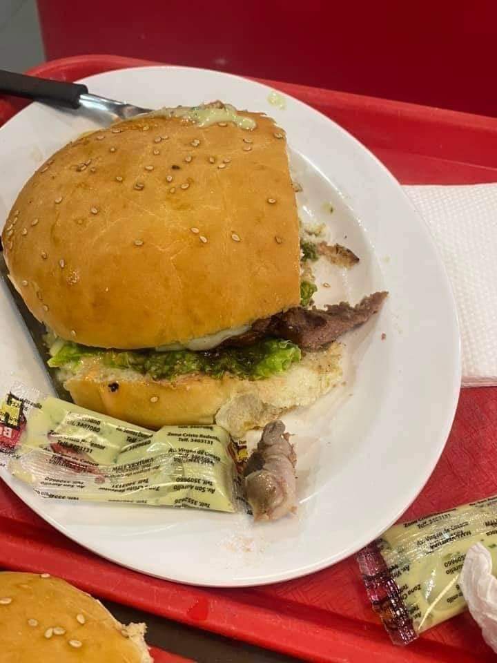 Una mujer encuentra un dedo humano en una hamburguesa en un restaurante de Bolivia que pertenecía a un empleado