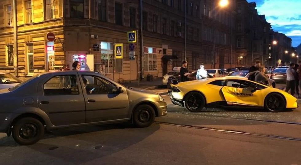 Imagínate al del Dacia contándole a sus colegas que ha reventado un Lambo