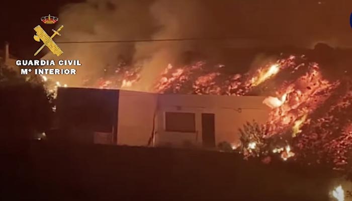 Imágenes de la Guardia Civil: Así arrasa la lava del volcán un casa en La Palma