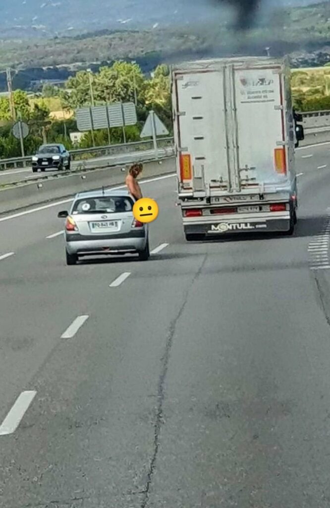 Girona, AP7: Mea por la ventanilla del coche