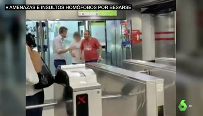 Insultos homófobos a una pareja al darse un beso de despedida en el metro de Madrid: "Tendría que daros vergüenza"