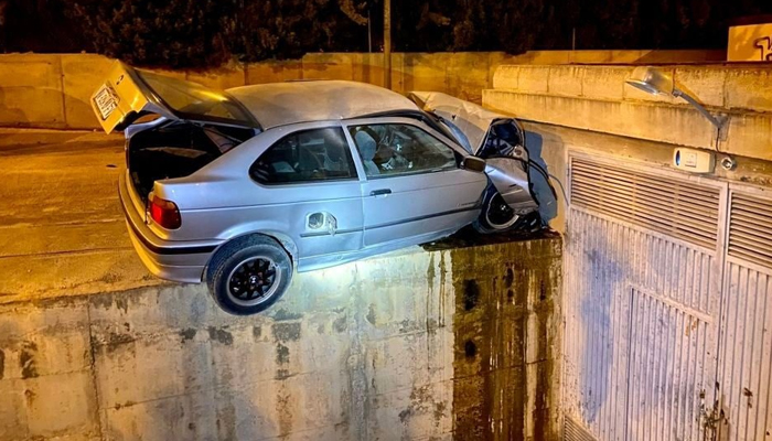 Una cámara de seguridad graba el final de una persecución policial en Elche. Ojo a cómo quedó el coche...