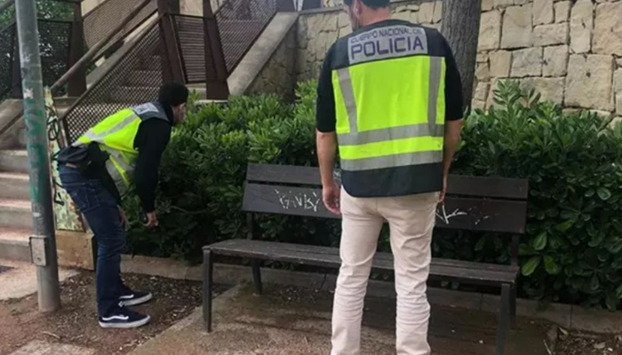 Madrid: Ocho encapuchados graban con un cuchillo "maricón" en el glúteo de un joven