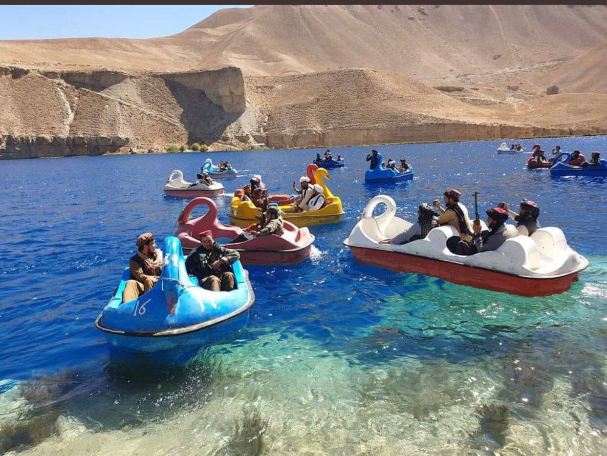 Soldados talibanes paseando en barcas por un lago en la provincia de Bamyan