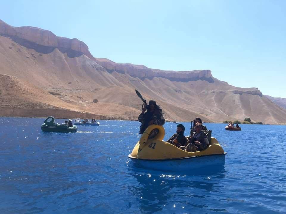 Soldados talibanes paseando en barcas por un lago en la provincia de Bamyan