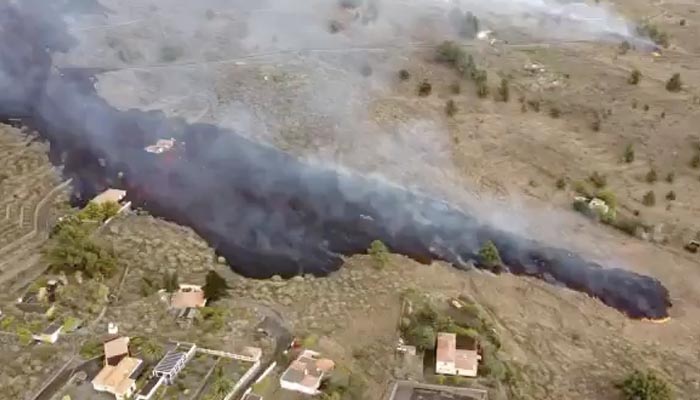 Algunas carreteras de La Palma se colapsan por vehículos que acuden a ver la erupción