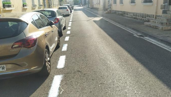 Pamplona: los vecinos del barrio de la Txantrea vuelven a pintar de blanco las rayas de la zona azul